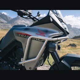 23YM_XL750_TRANSALP_ACC_FRONT_SIDE_PIPE_8940
